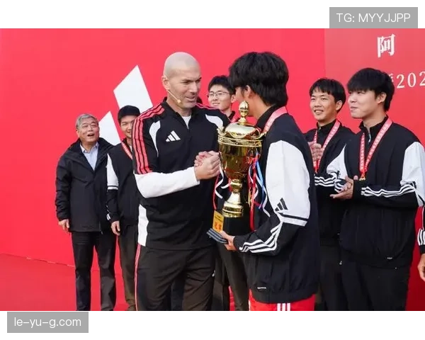 齐达内技术蜕变之路：从绿茵天才到战术大师的传奇征程