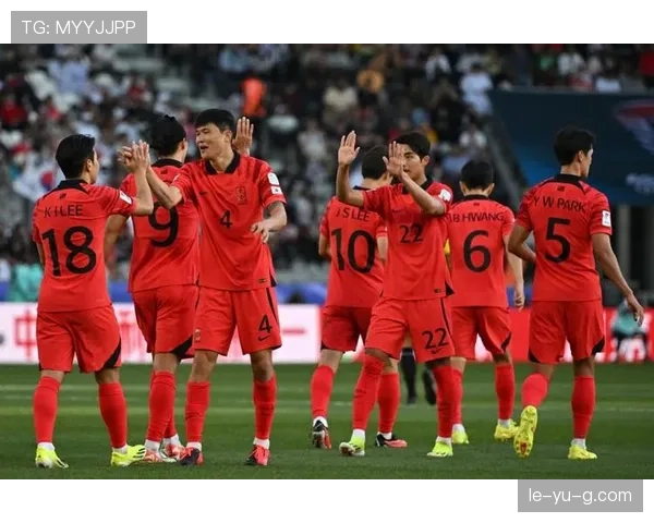 东亚杯球迷热情高涨，现场氛围备受期待与关注