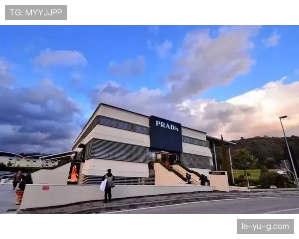 阿尔瓦雷斯训练完直接去奢侈品店扫货，这哪是踢球的，分明是走秀的